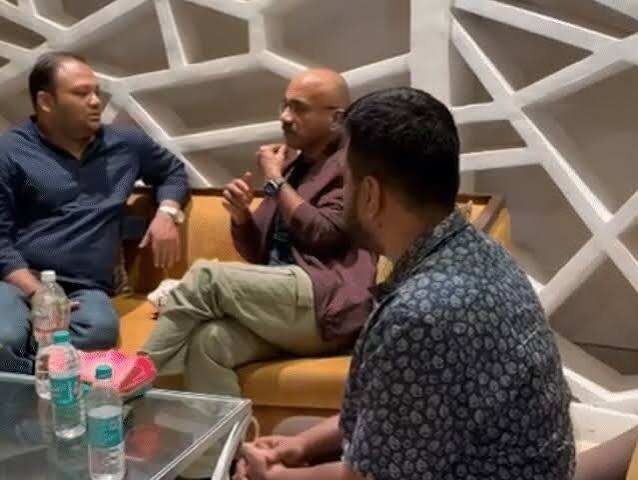 बिग बॉस की आवाज विजय विक्रम सिंह पहुंचे जयपुर, वीडियो में बोले- "जयपुर जितना यहां के लोगों का है, उतना ही मेरा भी है, मैं यहां का दामाद हूं"