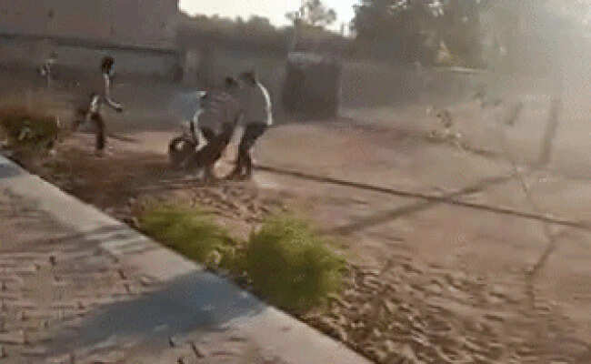 बाड़मेर में एग्जाम सेंटर से छात्र का अपहरण कर उखाड़े नाखून, लहूलुहान कर सड़क पर फेंका; वीडियो वायरल