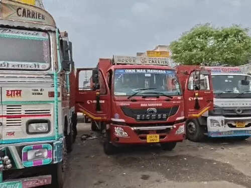 राजस्थान में ट्रांसपोर्टरों की अनिश्चितकालीन हड़ताल शुरू, 10 हजार ट्रकों के थमे पहिए