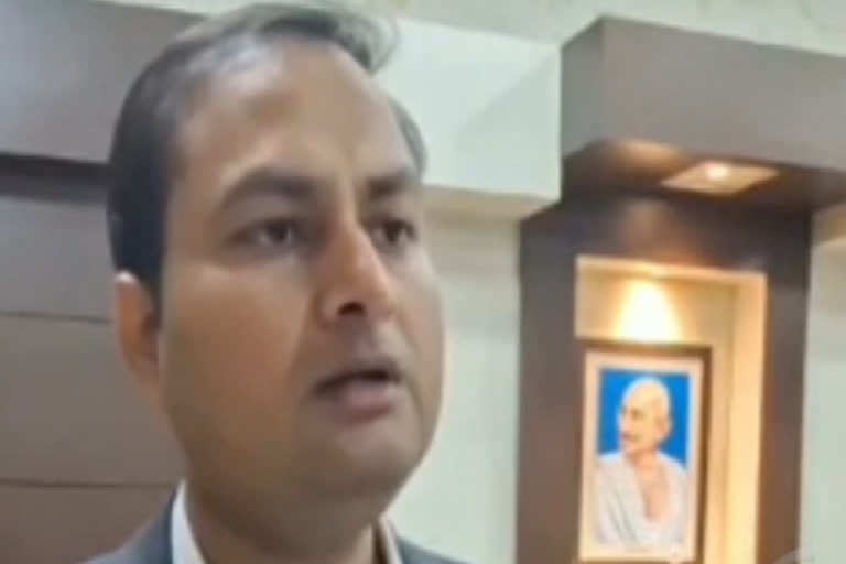 अजमेर में कलेक्टर लोकबंधु का औचक निरीक्षण, वीडियो में देखें अनुपस्थित कर्मचारियों पर सख्त कार्रवाई के निर्देश