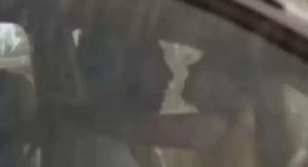 दिनदहाड़े कार में कपल की अश्लील हरकत का वीडियो वायरल, सोशल मीडिया पर मचा हंगामा