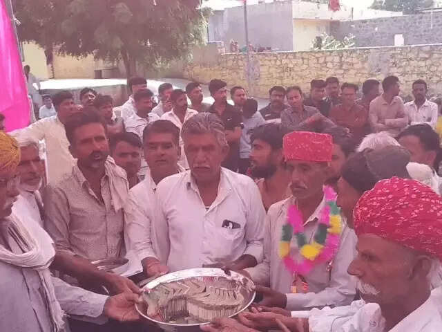 राजस्थान: सरपंच चुनाव हारने के बाद भी चिड़ी देवी का स्वागत, गले में माला-साफा और रुपयों से भरा थाल लेकर पहुंचे ग्रामीण
