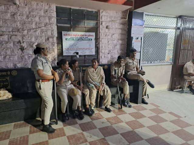 पाली में खाना नहीं होने पर विवाद, वीडियो में जाने ढाबा कर्मचारी के सिर में फेंककर मारा चाकू; लगे 5 टांके