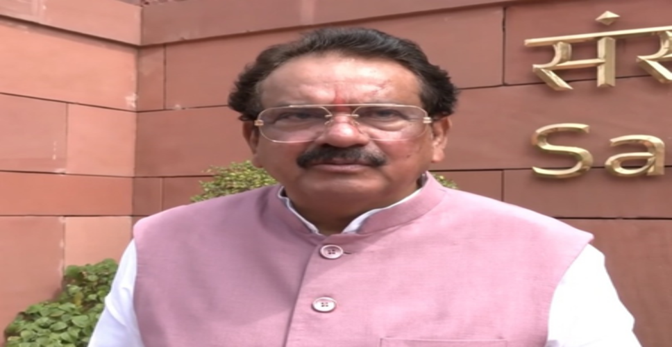 यदुनंदन के बयान पर एसपी सिंह बघेल व गिरिराज सिंह का सपा पर तंज, कहा-तुष्टिकरण के लिए सनातन का अपमान