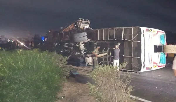 कोटा में भीषण सड़क हादसा: बस पलटने से 3 की मौत, 20 से अधिक यात्री घायल