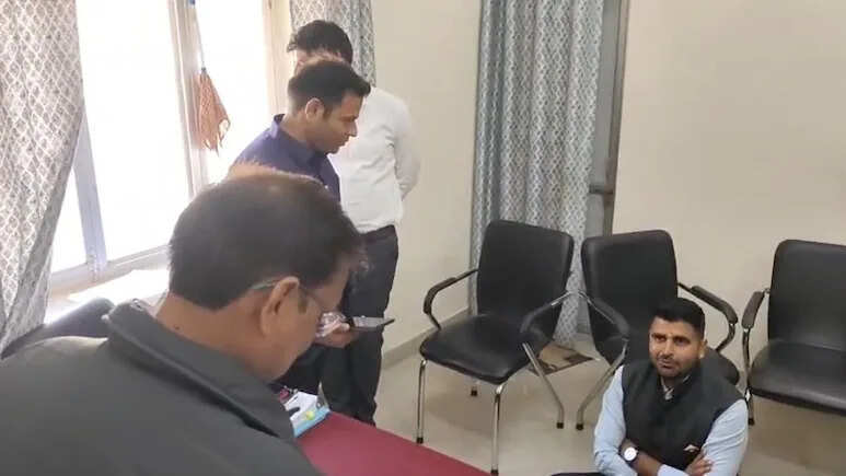 पानी की मांग को लेकर PHED दफ्तर में ही धरने पर बैठे रविंद्र सिंह भाटी, बोले- 'आश्वासन के साथ मिले पानी'