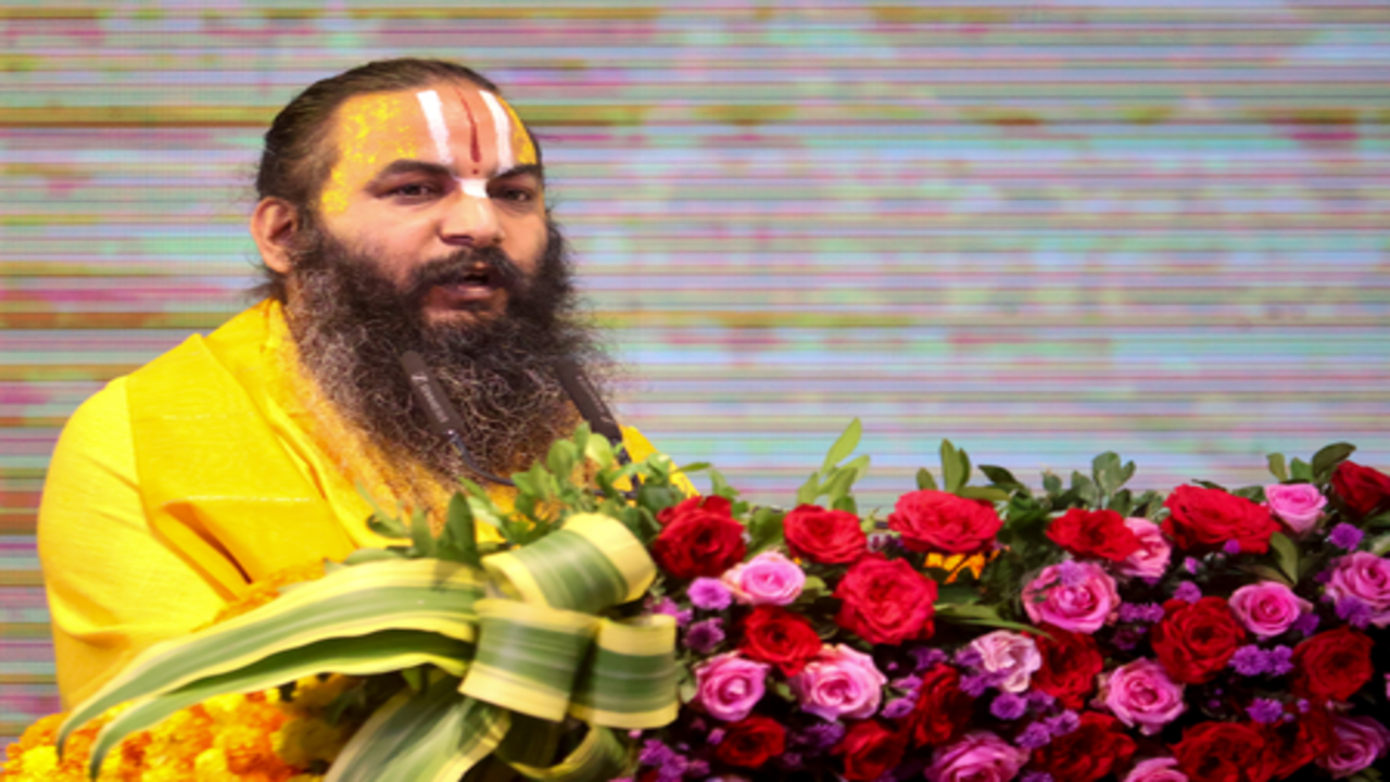 सफलता के पीछे दौड़ रहे युवा शांति खो रहे हैं, इसलिए संवाद जरूरी: आचार्य मिथिलेश नंदिनी शरण