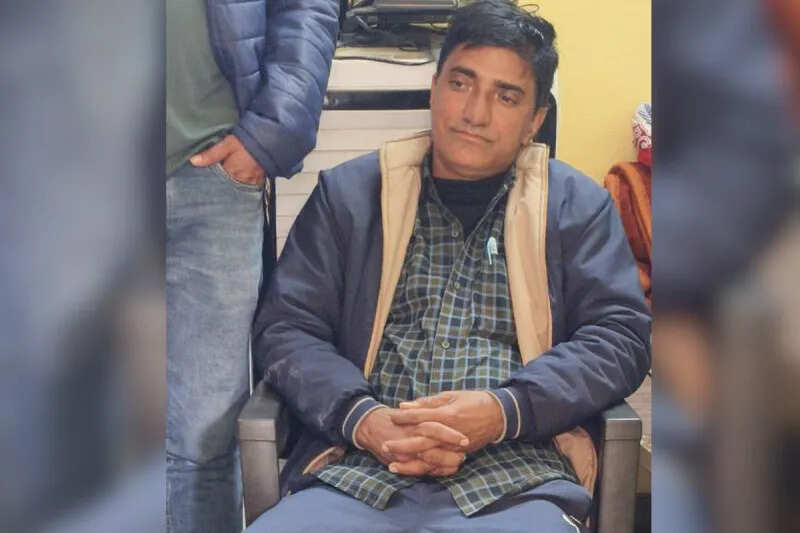 साल के पहले दिन हेड कांस्टेबल रिश्वत लेते रंगे हाथों पकड़ा गया, खेतों में फेंक दिए रुपए