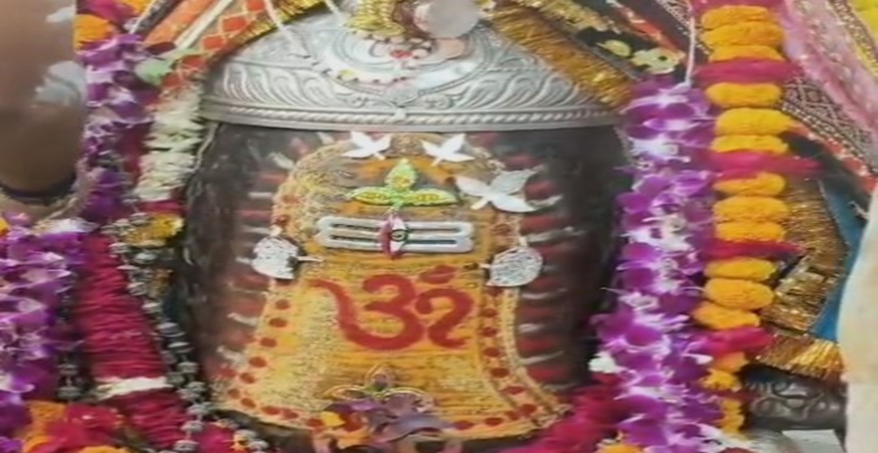 उज्जैन में गूंजा 'जय श्री महाकाल', तड़के 4 बजे बाबा ने दिए भक्तों को दर्शन