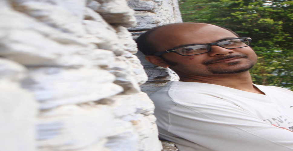 पश्चिम बंगाल में वोटिंग से पहले फेक न्यूज पर चुनाव आयोग सख्त, कवि श्रीजातो से जुड़ी खबर फर्जी