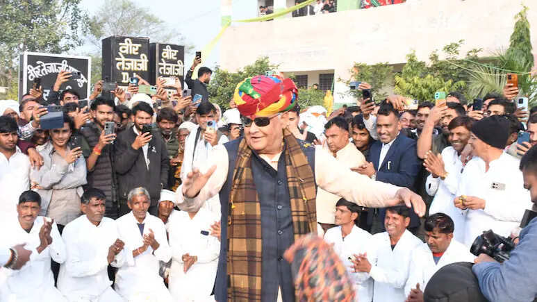 पद दंगल में खूब नाचे किरोड़ी बाबा, किसानों से बोले- 'उनकी फसलों का ध्यान रखूंगा'