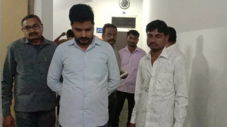 प्रतापगढ़ में भ्रष्टाचार निरोधक ब्यूरो ने घूसखोर ग्राम विकास अधिकारी और ईमित्र संचालक को रंगे हाथों गिरफ्तार किया