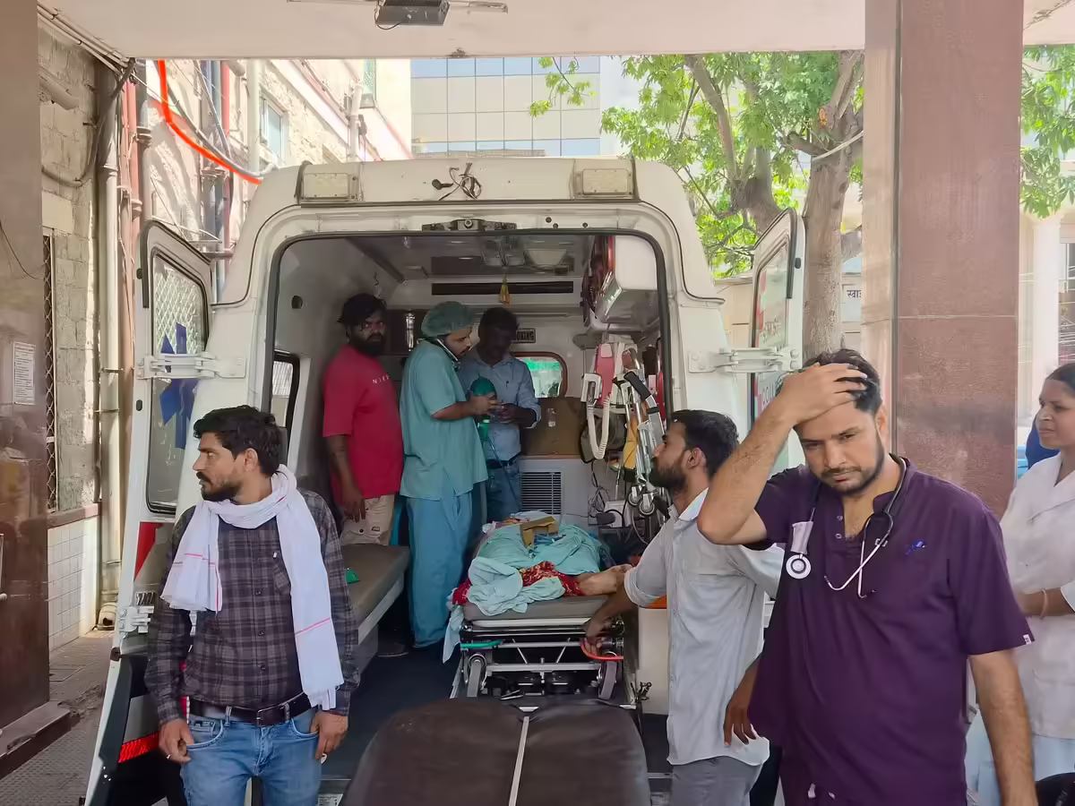 अस्पतालों की इमरजेंसी पर बढ़ता दबाव: बिना सूचना रेफर मरीजों से बिगड़ रही व्यवस्था, गंभीर मरीजों के इलाज में चुनौती