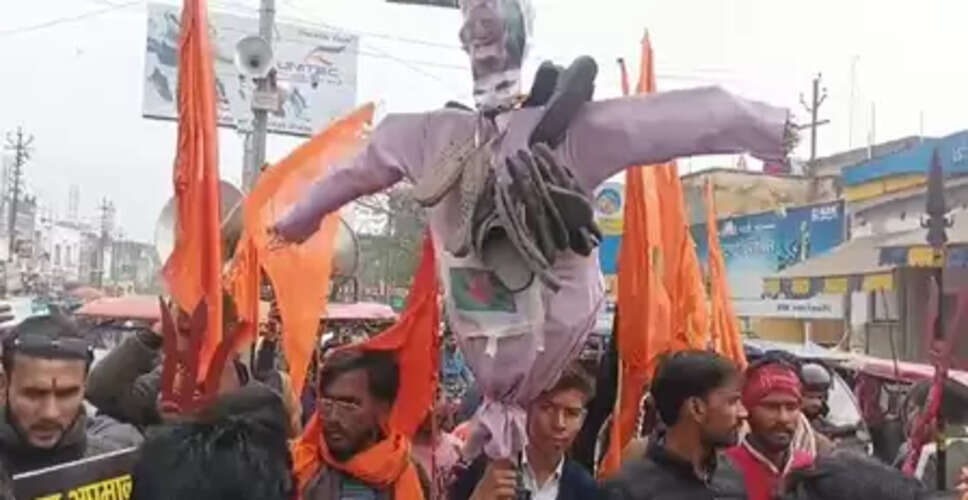 बांग्लादेश में हिंदुओं पर हो रहे अत्याचार के विरोध में सीतापुर में प्रदर्शन, हिंदूवादी संगठनों ने जताया विरोध