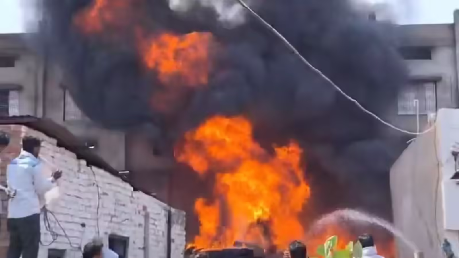 जयपुर में टायर गोदाम में भीषण आग, वीडियो में देखें 2 घंटे की मशक्कत के बाद पाया गया काबू