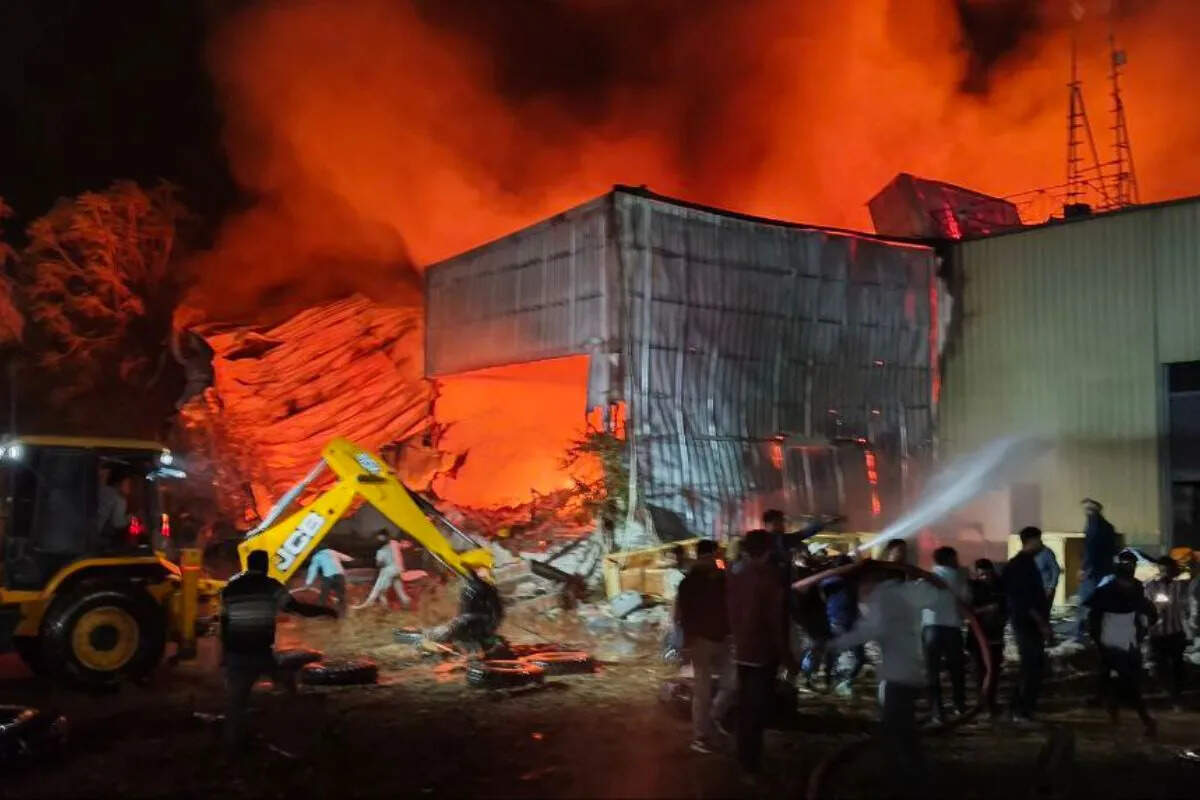 अजमेर रोड पर जेसीबी गोदाम में भीषण आग, एक साल बाद फिर दहशत का माहौल