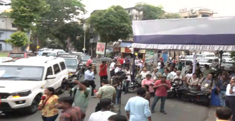 ममता बनर्जी और सुवेंदु अधिकारी पोलिंग बूथ पर पहुंचे, आपस में नहीं की बात