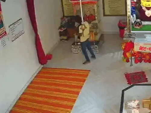 अजमेर के सीताराम मंदिर में दिनदहाड़े चोरी, चांदी का छत्र लेकर फरार हुआ नकाबपोश; CCTV में कैद हुई वारदात