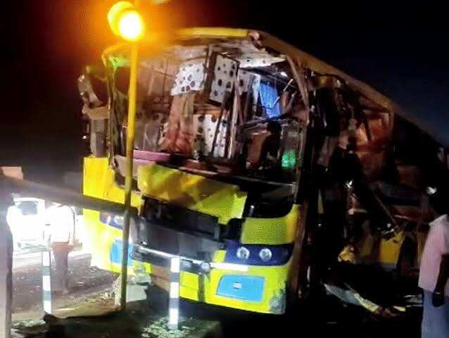 कट से मुड़ रही बस को ट्रक ने मारी टक्कर, महिला की मौत; 18 गंभीर घायल, जयपुर रेफर