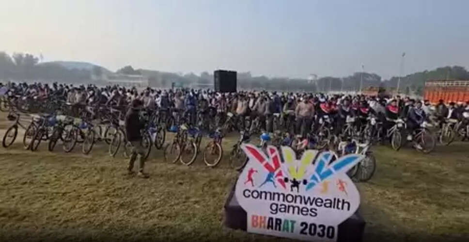 वाराणसी में साइकिल रैली का आयोजन, मंत्री दयाशंकर मिश्रा और पद्म विभूषण राजन मिश्रा भी शामिल हुए