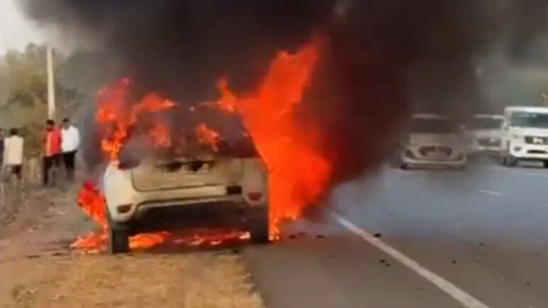 चलती कार बनी आग का गोला, कार सवार दो युवकों ने कूद कर बचाई जान