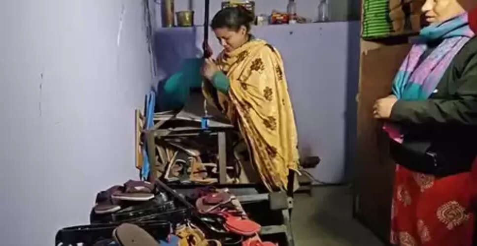 रुद्रप्रयाग : आरसेटी प्रशिक्षण से बदली किस्मत, जखोली की महिलाओं ने खड़ा किया फुटवियर उद्योग