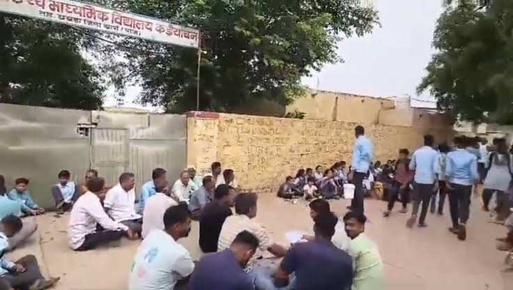 जैसलमेर में शिक्षकों की कमी से नाराज छात्रों ने स्कूल पर लगाया ताला, ग्रामीणों ने भी किया प्रदर्शन