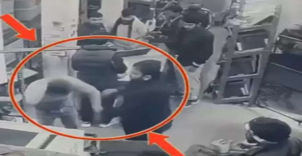 नई दिल्ली: जेप्टो स्टोर में परफ्यूम छिड़कने पर डिलीवरी बॉय को जमकर पीटा, घटना सीसीटीवी में कैद