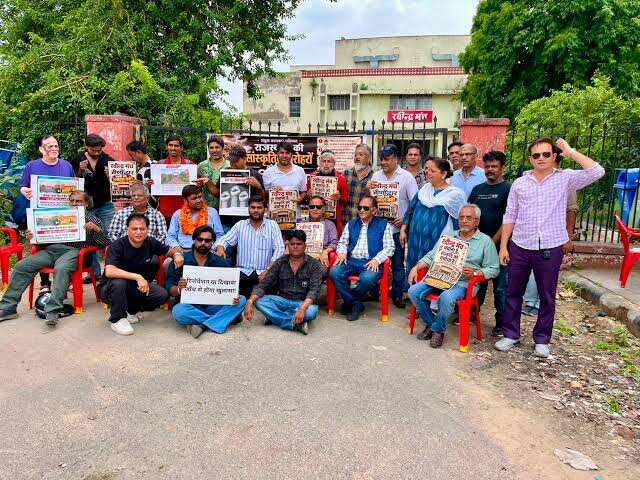 जयपुर में कलाकारों का आंदोलन: रविंद्र मंच के गेट पर लगा ताला, वीडियो में जाने बाहर सड़क पर शुरू किया क्रमिक अनशन