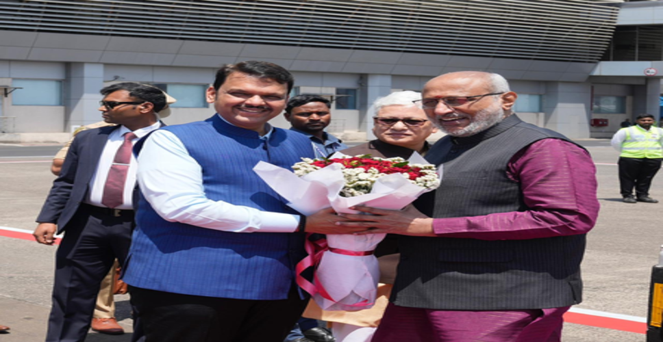 मुंबई पहुंचे उपराष्ट्रपति सीपी राधाकृष्णन, एयरपोर्ट पर मुख्यमंत्री फडणवीस ने किया स्वागत