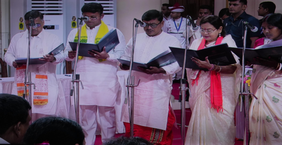 पश्चिम बंगाल में 35 मंत्रियों ने ली पद की शपथ, बोले-योजनाओं को जन-जन तक पहुंचाना हमारी प्राथमिकता