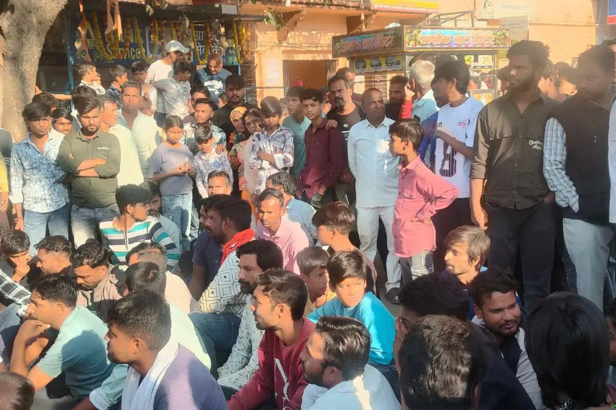 कोटा: बस ने बाइक को टक्कर मारी, युवक की मौत पर ग्रामीणों ने लगाया जाम