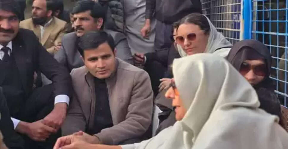 धरने पर फिर बैठीं इमरान खान की बहनें: अलीमा बोलीं- 'जहां रोकोगे, वहीं बैठेंगे, हम कंबल लेकर आए हैं'