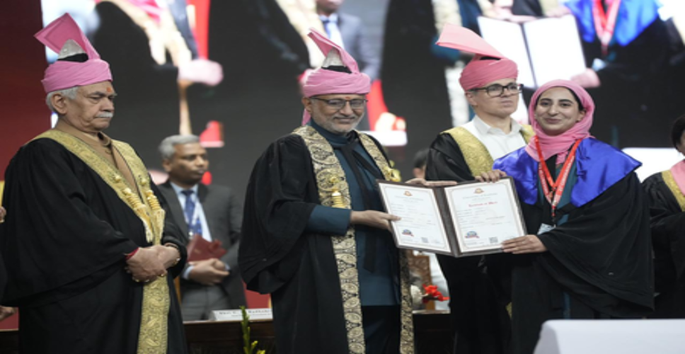 कश्मीर विश्वविद्यालय के दीक्षांत समारोह में उपराष्ट्रपति का आह्वान, 'यह हम सबका कश्मीर', महिलाओं के प्रदर्शन सराहा