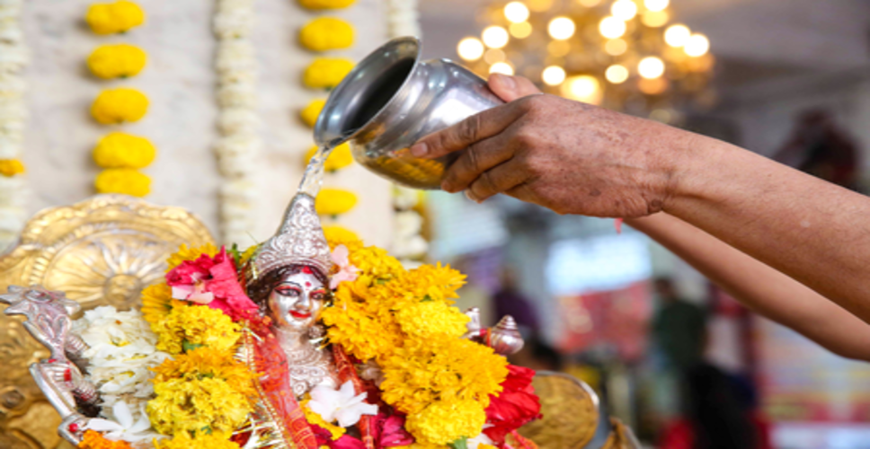 नोएडा : चैत्र नवरात्रि का दूसरा दिन, मंदिरों में सुबह से ही भक्तों का तांता