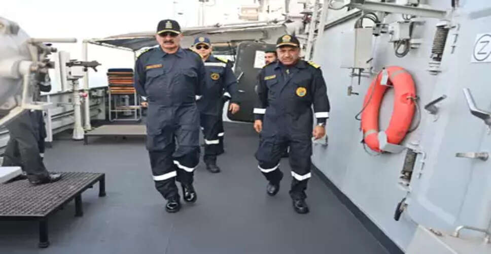 नौसेना प्रमुख द्वारा समुद्र में पूर्वी बेड़े की परिचालन तैयारियों की समीक्षा