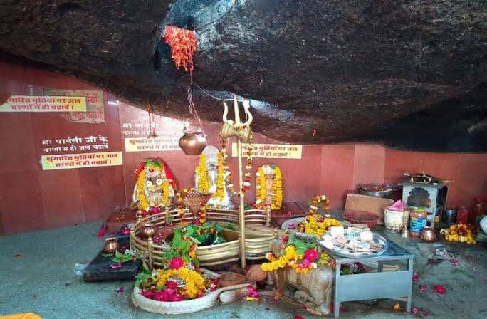 सावन के पहले सोमवार पर शिवालयों में उमड़ी आस्था, भीलवाड़ा में हरनी महादेव मंदिर में श्रद्धालुओं ने किया जलाभिषेक