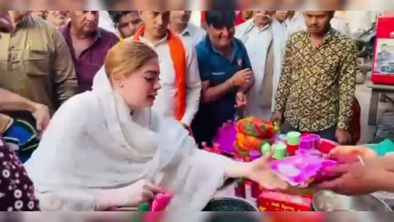 डीग की विधायक नौक्षम चौधरी ने बाजार में खरीदे होली के रंग, सादगी भरे अंदाज़ ने जीता दिल
