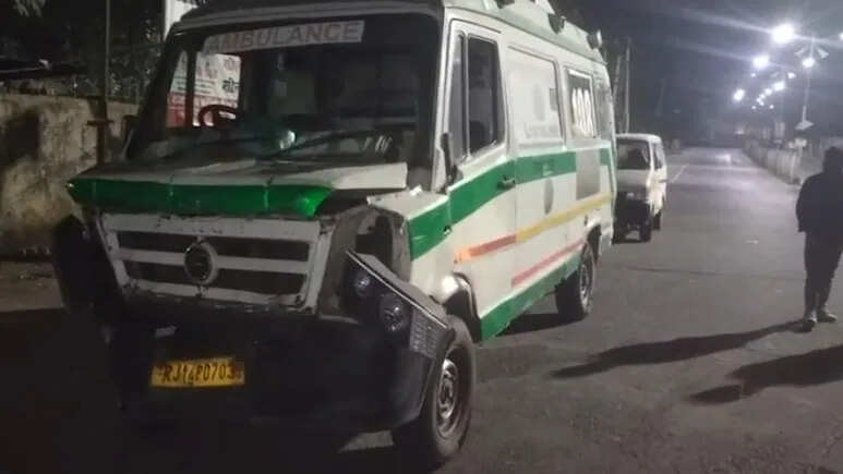 बांसवाड़ा में मरीज लेकर जा रही दो एंबुलेंसों में आमने-सामने टक्कर, सड़क पर मची अफरा-तफरी