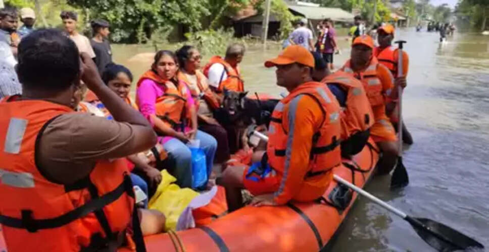 चक्रवात &lsquo;दितवाह&rsquo;: श्रीलंका के कई स्थानों पर सड़कें नष्ट, भारतीय वायुसेना हेलिकॉप्टर से पहुंचा रही मदद