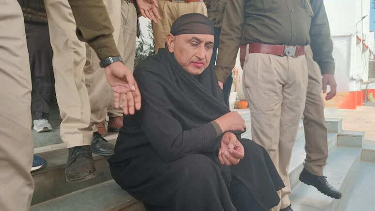 बुर्का पहनकर लिपस्टिक लगाई... रेप का आरोपी RAC जवान बना महिला, अब पुलिस ने वृंदावन से दबोचा