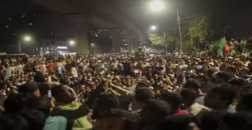 हादी के समर्थकों ने यूनुस सरकार को दिया रविवार शाम तक का अल्टीमेटम, हत्यारों की गिरफ्तारी की मांग