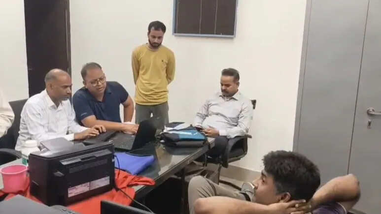 Rajasthan News: टोंक में ACB का बड़ा एक्शन, JVVNL के AEN और कंप्यूटर ऑपरेटर 20 हजार की रिश्वत लेते गिरफ्तार