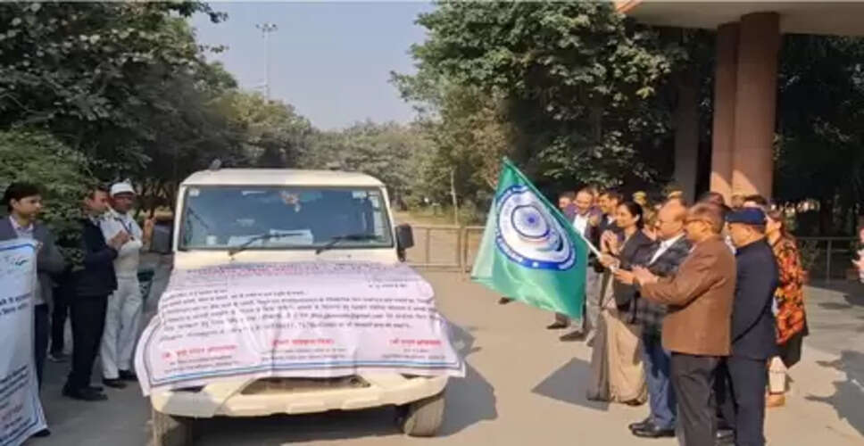 राष्ट्रीय लोक अदालत के प्रचार अभियान को मिली रफ्तार, जिला जज ने वाहनों को दिखाई हरी झंडी