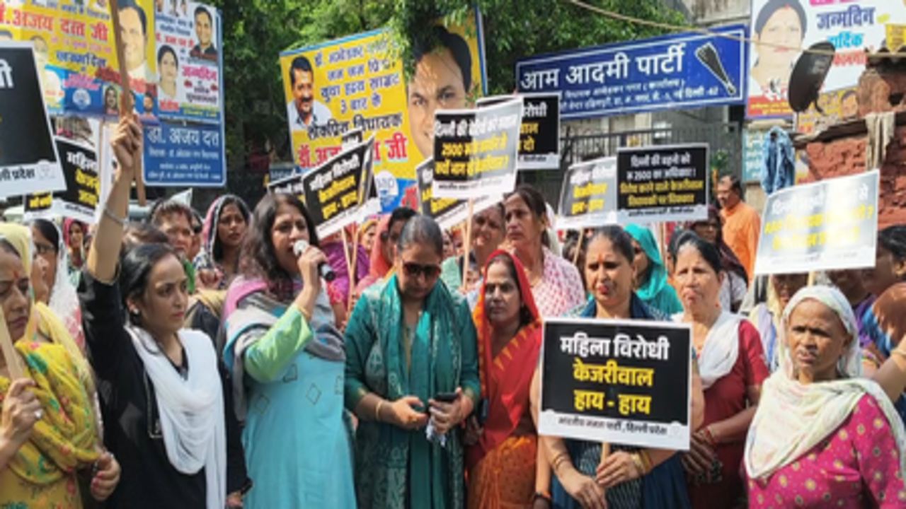 दिल्ली लक्ष्मी योजना के विरोध पर भाजपा का आप विधायकों के घर के बाहर प्रदर्शन, आपत्तियों पर माफी मांगने की मांग