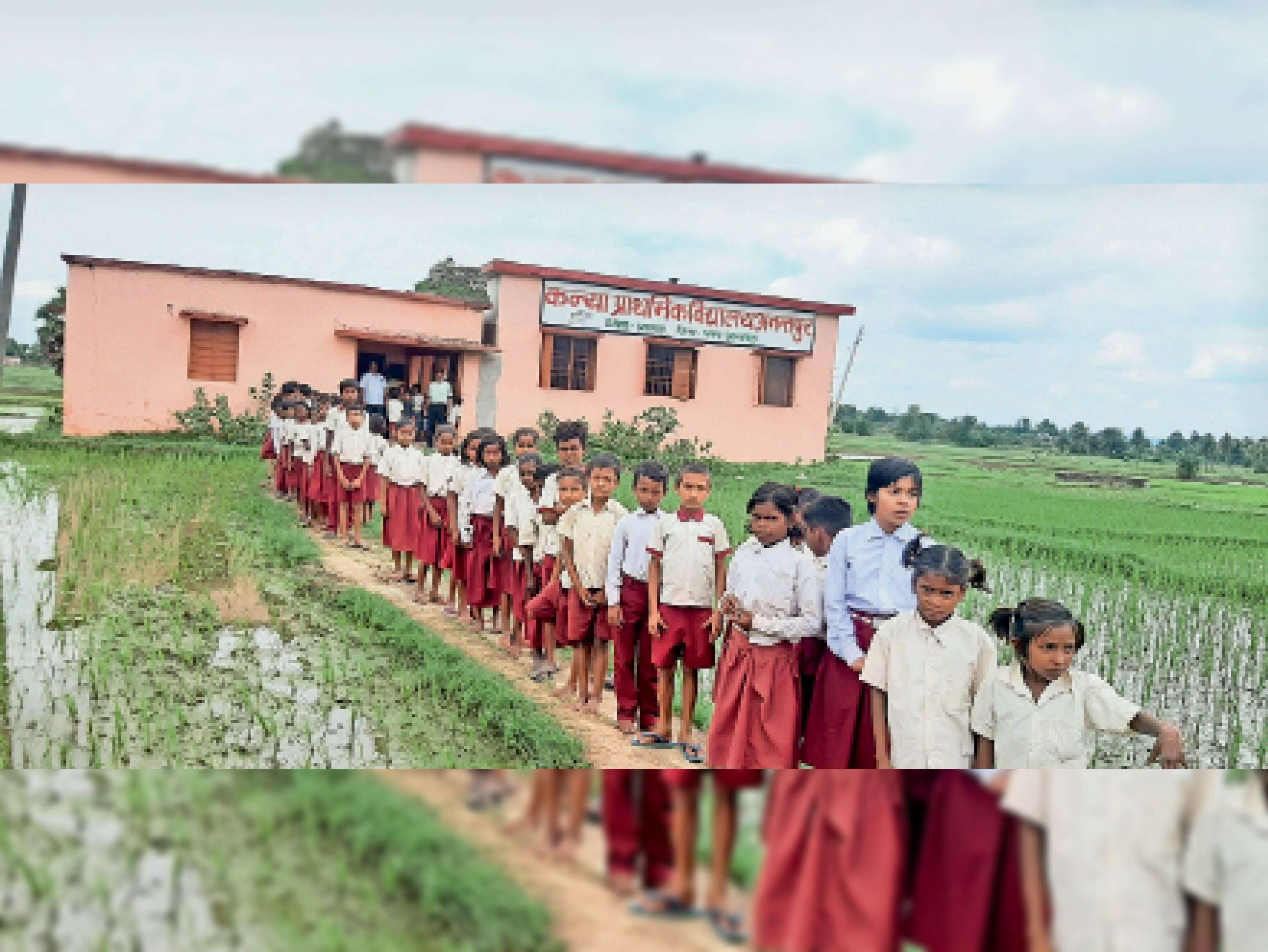 बाड़मेर में परियोजना से प्रभावित किसानों का प्रदर्शन, वीडियो में देंखे स्कूलों को मर्ज करने के फैसले पर जताया विरोध