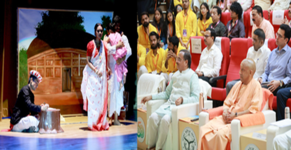 सीएम योगी ने देखी &lsquo;आनंद मठ&rsquo; की नाट्य प्रस्तुति, कलाविदों और पूर्व छात्रों को किया सम्मानित