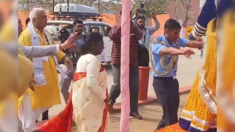 राष्ट्रपति द्रौपदी मुर्मू ने गिरिराज जी की परिक्रमा की, गोवर्धन में पूजा-अर्चना कर लिया आशीर्वा