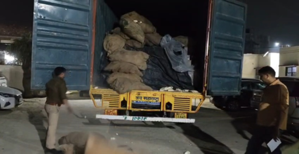 ग्रेटर नोएडा में आबकारी विभाग का बड़ा एक्शन, 50 लाख की अवैध शराब से भरा ट्रक पकड़ा