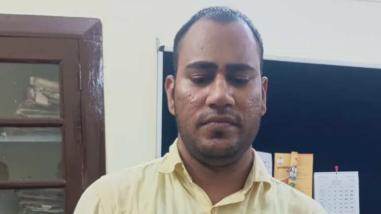 ACB की बड़ी कार्रवाई: राज्य बीमा विभाग का सीनियर असिस्टेंट 1 लाख रुपये रिश्वत लेते गिरफ्तार, 1.5 लाख की डील का खुलासा